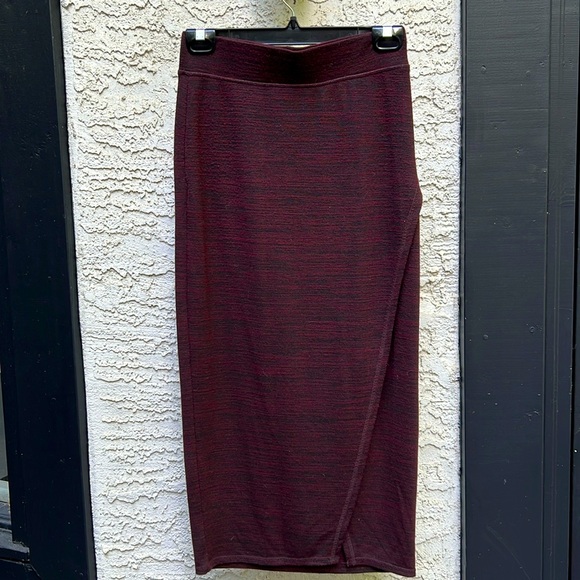 Skirt size small burgundy side slit - Picture 1 of 3